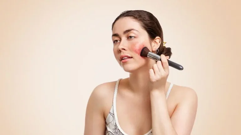 Applicazione di correttore su un viso con capillari visibili, evidenziando la difficoltà di ottenere una copertura naturale.