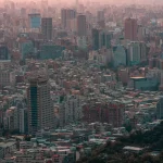 Panoramica di una città piena di smog