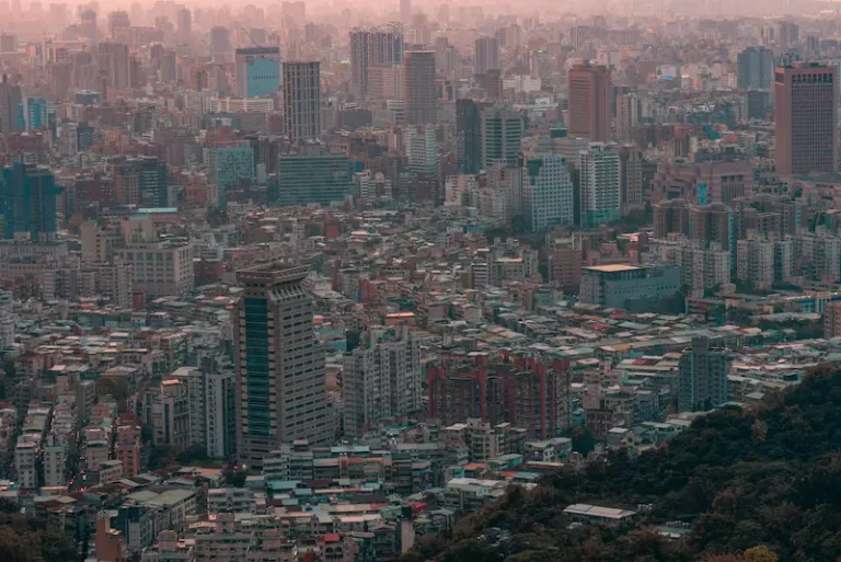 Panoramica di una città piena di smog