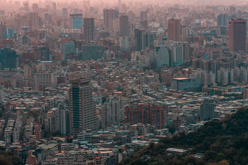 Panoramica di una città piena di smog