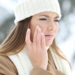 Persona che si tocca il viso irritato a causa del freddo invernale