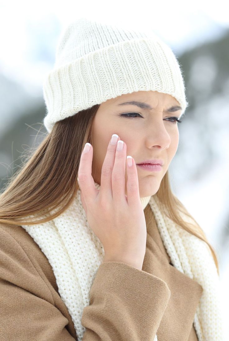 Persona che si tocca il viso irritato a causa del freddo invernale