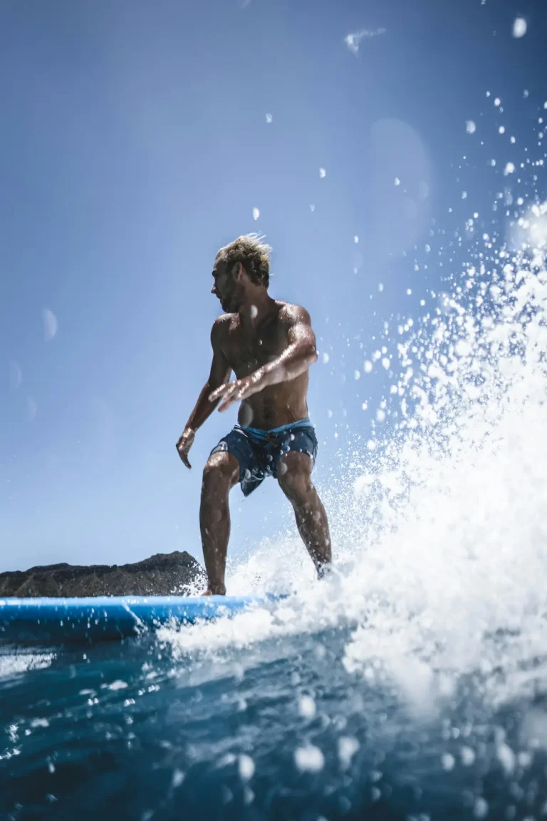uomo che fa surf