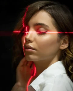 donna con laser sul viso