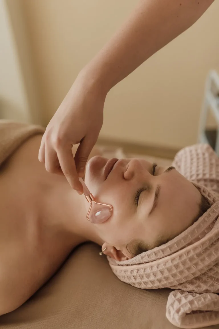 massaggio al viso di una donna