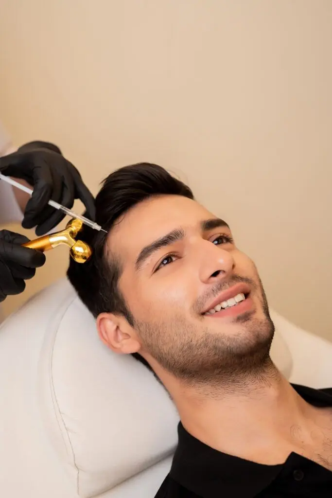 uomo eseguendo trattamento prp ai capelli