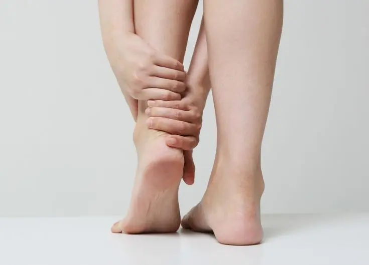 gambe e piedi visti da dietro