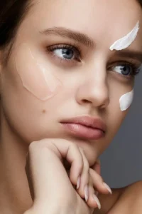 donna con crema sul viso