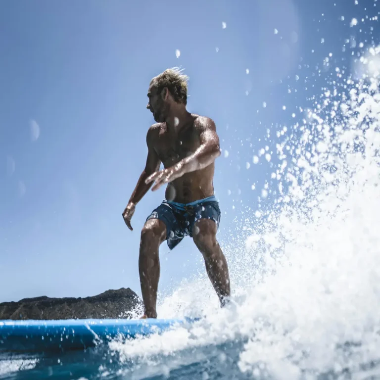 uomo che fa surf