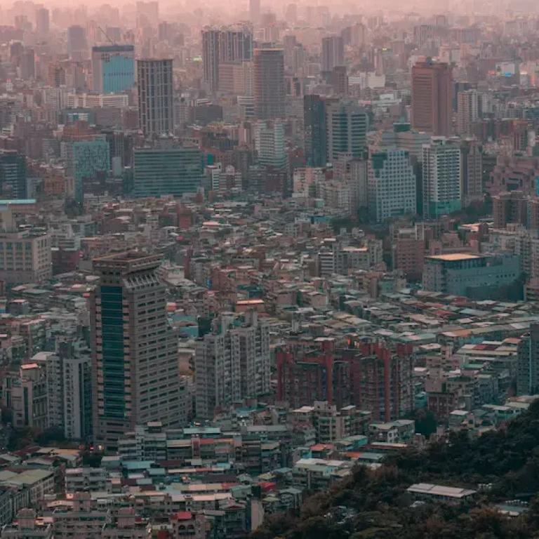 Panoramica di una città piena di smog
