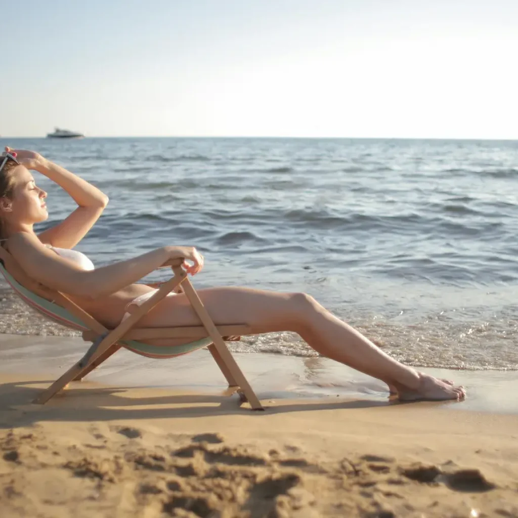 Donna in spiaggia che prende il sole