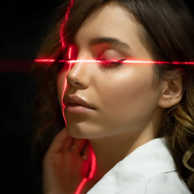donna con laser sul viso