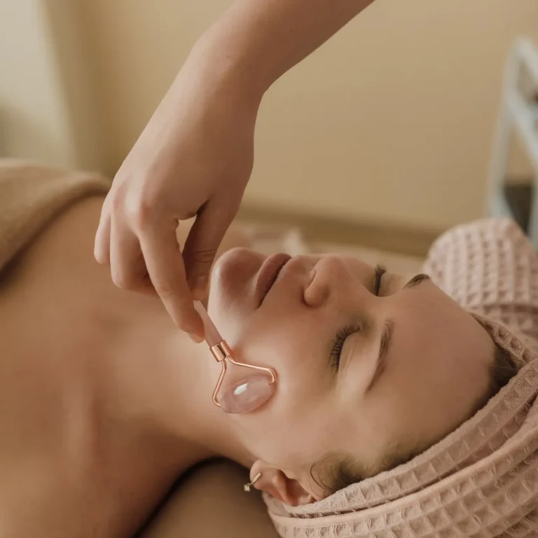 massaggio al viso di una donna