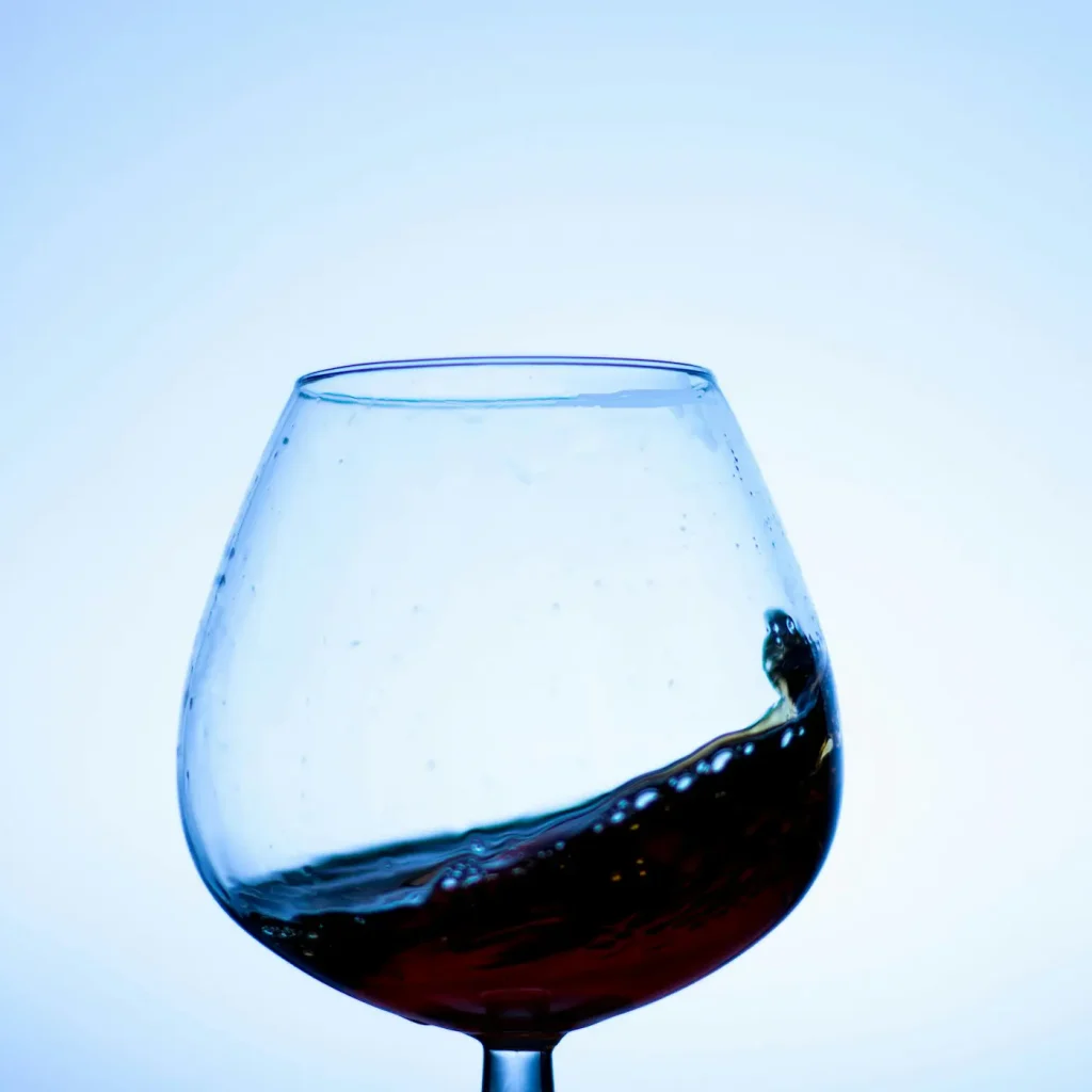 bicchiere di vino che può alimentare la rosacea