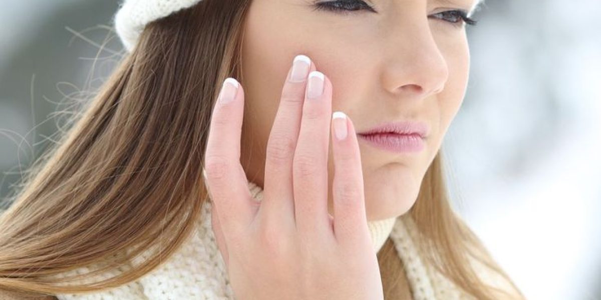Persona che si tocca il viso irritato a causa del freddo invernale