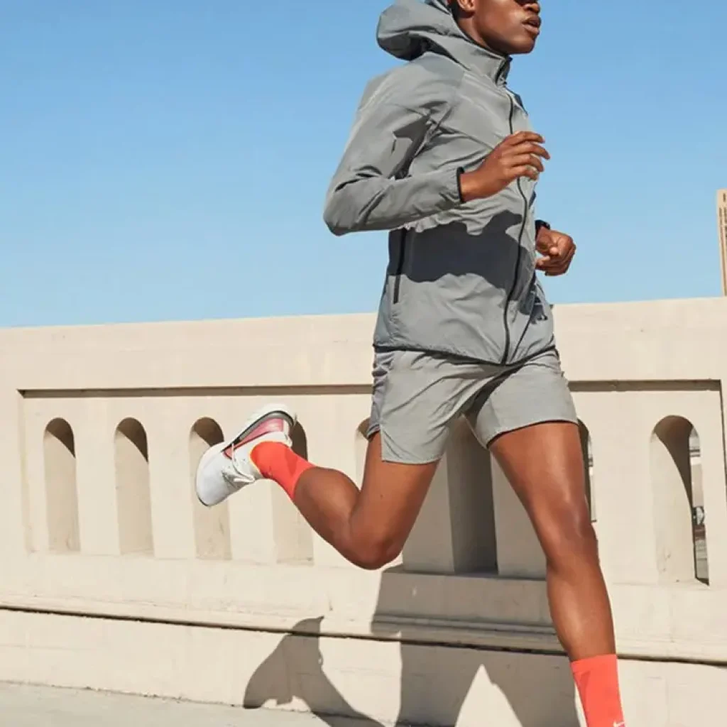 uomo che corre in abbigliamento sportivo